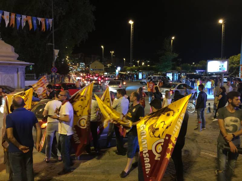 sampiyonluk-gecesi-kutlamalari-2015-15.jpg